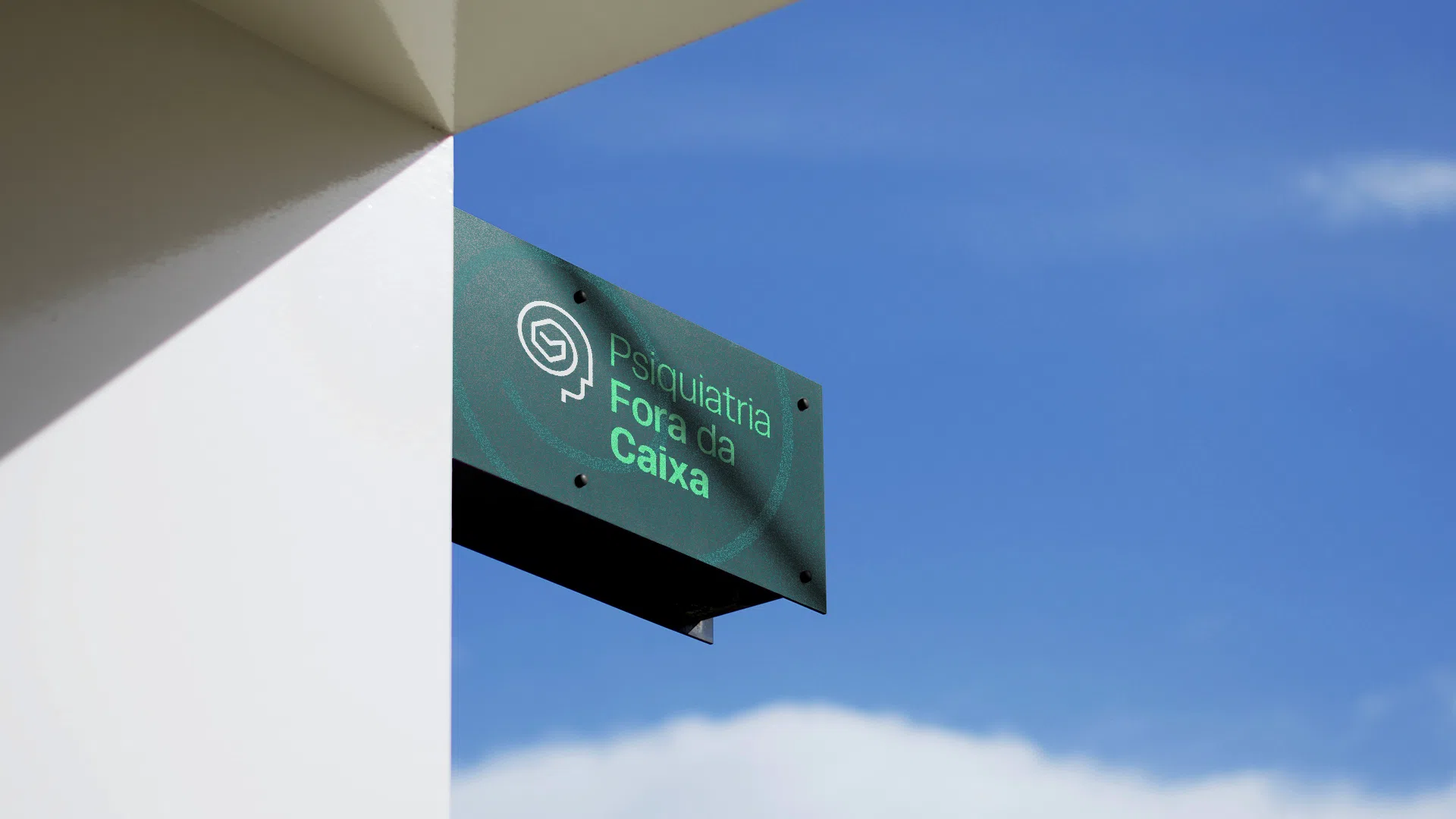 Psiquiatria Fora da Caixa — letreiro de fachada com céu azul
